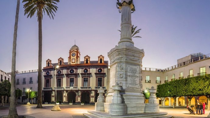Imagen de la Plaza de la Constitución de Almería, que se sitúa como segundo municipio en España en libertad económica, según estudio de una fundación. 