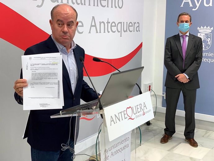 El alcalde de Antequera, Manuel Barón, en una rueda de prensa hace unos días sobre la embotelladora de agua en el municipio.