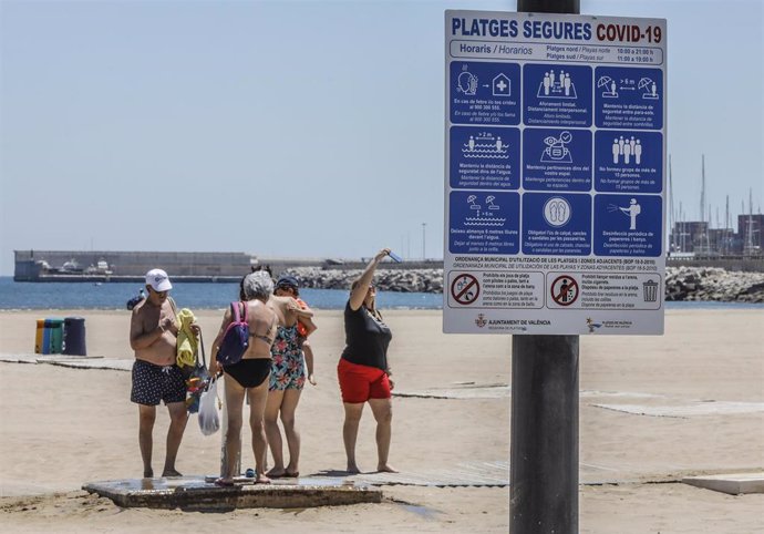 Cartelería informativa en la playa de la Malvarrosa sobre medidas de seguridad