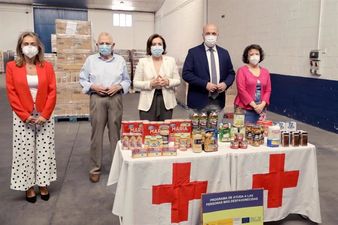 El presidente de la Diputación, Antonio Ruiz (segundo por la dcha.), en su visita al almacén de Cruz Roja