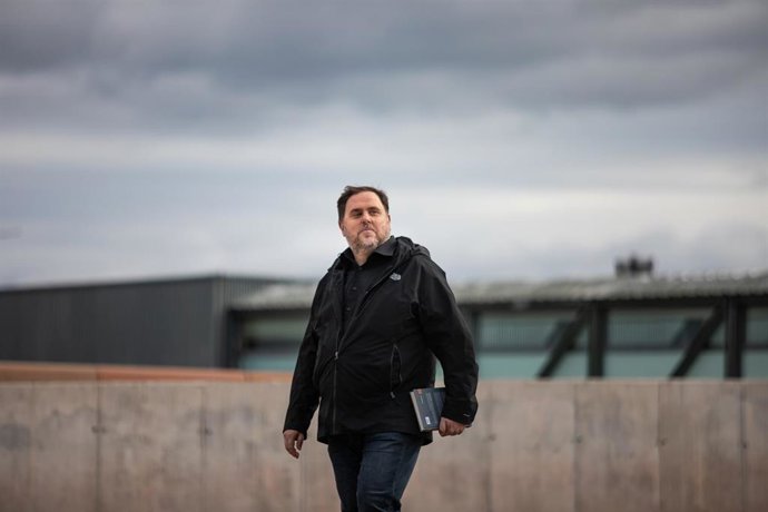 El líder de ERC, Oriol Junqueras, condenado a 13 años de cárcel por sedición y malversación en la sentencia del 'procés', camina para salir del Centro Penitenciario Lledoners (en el que lleva preso 853 días) desde dónde se desplazará hasta el campus de 