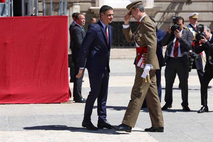 El Rey Felpe VI (d) saluda al presdiente del Gobierno, Pedro Sánchez, durante el acto central conmemorativo del 175 aniversario de la fundación de la Guardia Civil en el Palacio Real.