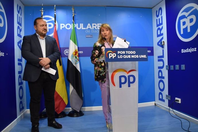 La diputada del PP Elena Nevado y el concejal de Sanidad de Badajoz en rueda de prensae