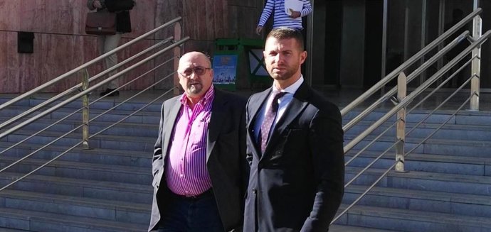 El exalcalde de Alcaucín, a la izquierda de la imagen, con su abogado. Juicio Arcos