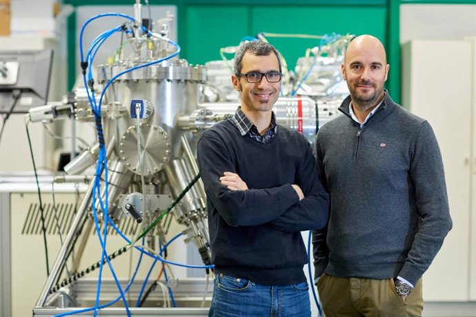 Los investigadores Félix Casanova y Luis Hueso