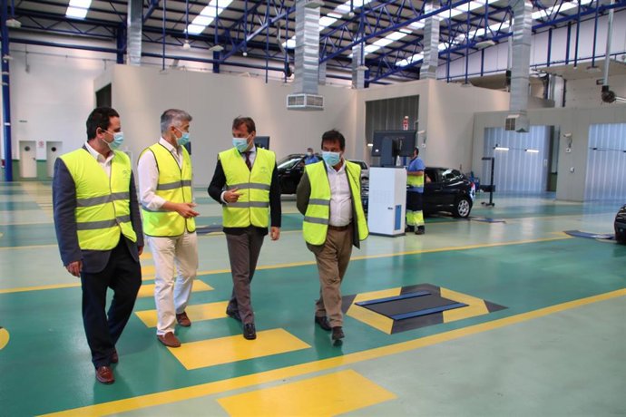 El director general de la empresa pública Veiasa, Francisco José Delgado (dcha.), y el delegado del Gobierno andaluz en Córdoba, Antonio Repullo (segundo por la dcha.), visitan la estación ITV Córdoba-Las Quemadas