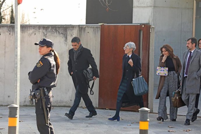 El mayor de los Mossos dEsquadra, Josep Lluís Trapero, y su abogada, Olga Tubau, a su salida de la Audiencia Naciona