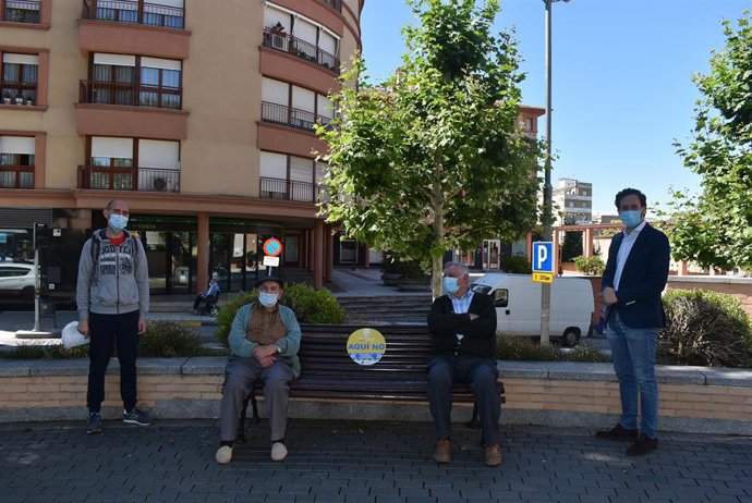 Señalización de bancos en Monzón para mantener la distancia de seguridad