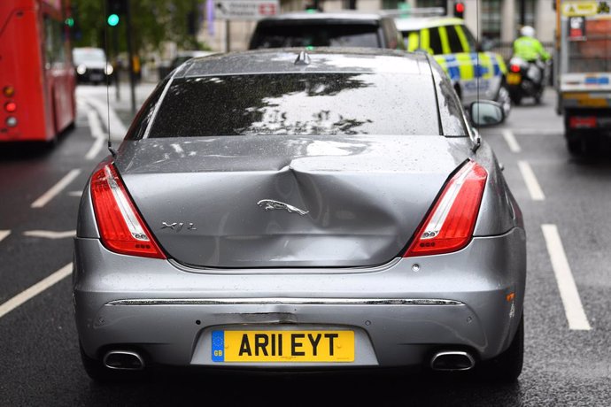 R.Unido.- El coche de Boris Johnson sufre un accidente junto al Parlamento