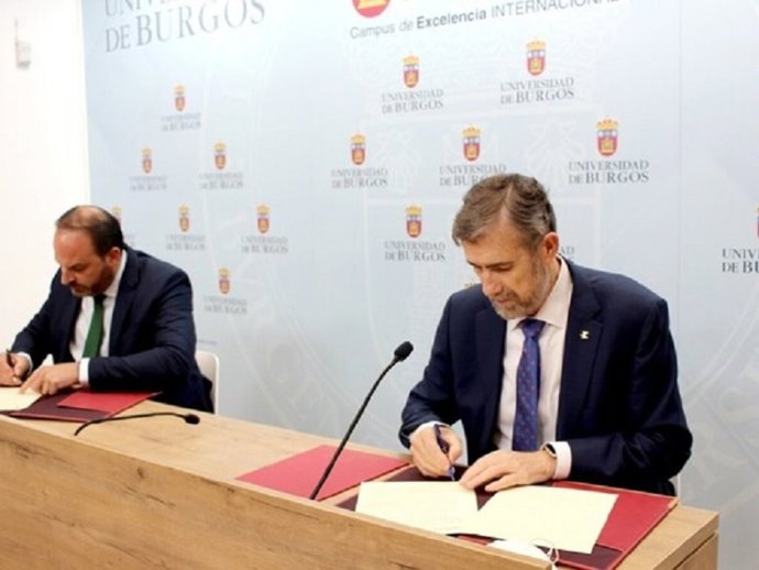 Miguel Cobo y Manuel Pérez durante la firma del acuerdo.