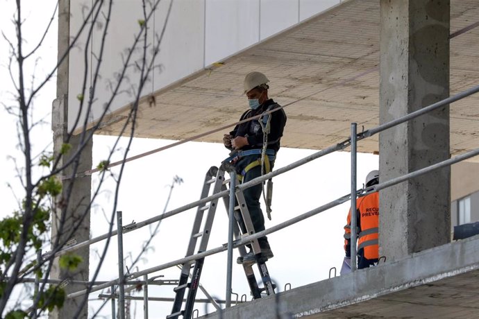 Varios trabajadores  en la construcción de un edificio, en Leganés/Madrid (España), a 13 de abril de 2020.