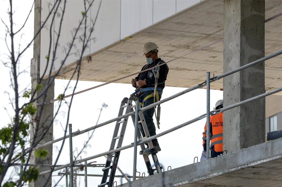 Varios trabajadores  en la construcción de un edificio, en Leganés/Madrid (España), a 13 de abril de 2020.