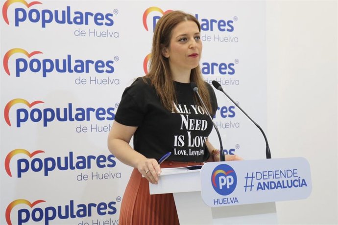 La portavoz del Partido Popular en Huelva, Paqui Rosa, en rueda de prensa.