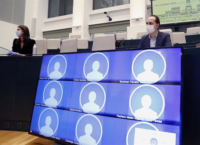 Los ediles de Más Madrid Rita Maestre y José Manuel Calvo en un pleno celebrado en el Ayuntamiento de Madrid. 17 abril de 2020
