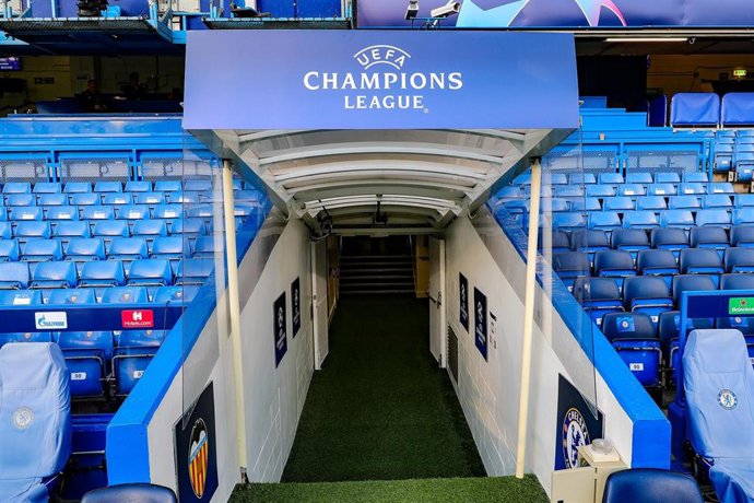 Logo de la Champions League en la salida del túnel de vestuarios de Stamford Bridge