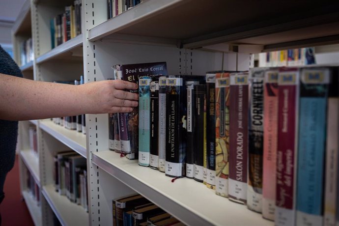 Una bibliotecaria coge un libro de una estantería de la Biblioteca municipal del Centro Cívico Ibaiondo en Vitoria-Gasteiz tras su reapertura hoy con motivo de la entrada de Euskadi en fase 3 de desescalada en la que se han reabierto las bibliotecas par