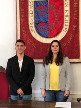 La alcaldesa de Calahorra, Elisa Garrido y el portavoz municipal, Esteban Martínez, en el balance de año