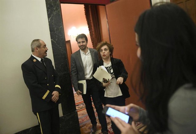 El secretario tercero del Congreso, Javier Sánchez Serna (Unidas Podemos) (2i) y la vicepresidenta tercera del Congreso, Gloria Elizo (Unidas Podemos) (3i), a su llegada a la reunión de la Mesa del Congreso 