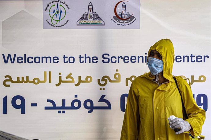 Un trabajador sanitario de Egipto durante la pandemia de coronavirus