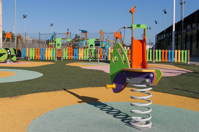 Parque infantil junto al Campo de Fútbol de la Ciudad Deportiva Municipal de Paterna. En Valencia, Comunidad Valenciana, (España) a 27 de mayo de 2020.