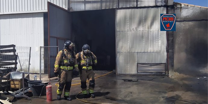 Bomberos del CEIS intervienen en un incendio declarado en un almacén de vehículos en Mazarrón