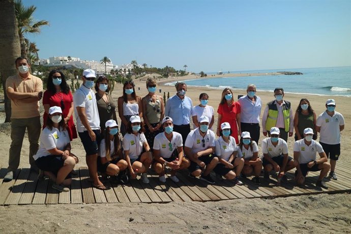 La delegada de la Junta presenta a los auxiliares de playa en Mojácar (Almería)