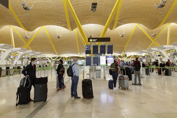 Pasajeros con sus maletas en las instalaciones de la Terminal T4 del Aeropuerto Adolfo Suárez Madrid-Barajas, que junto con el Josep Tarradellas Barcelona-El Prat, Palma de Mallorca y Gran Canaria participará en la prueba piloto de la Agencia Europea de