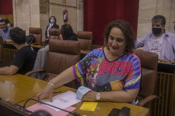 La portavoz adjunta del grupo parlamentario Adelante Andalucía, Ángela Aguilera, sentada en su escaño durante la celebración del Pleno del Parlamento