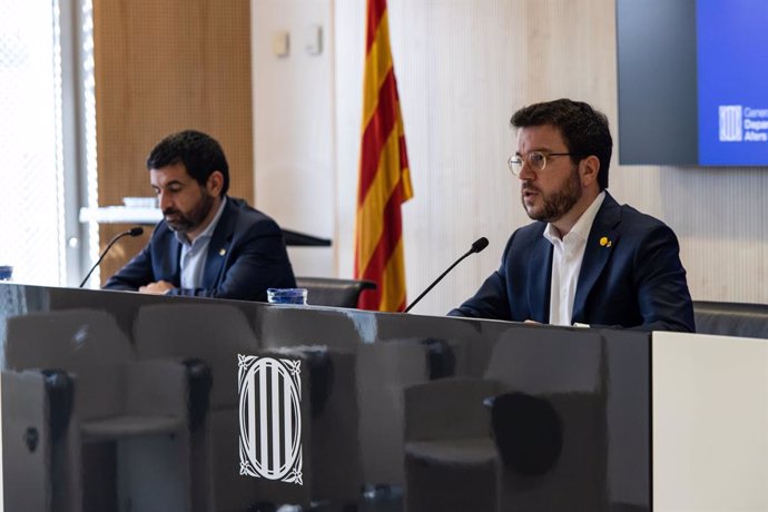 El conseller de Treball, Assumptes Socials i Famílies, Chakir El Homrani (i), i el vicepresident de la Generalitat, Pere Aragons, durant la presentació del Pla contra la violncia masclista, a Barcelona, Catalunya (Espanya), a 17 de juny de 2020.