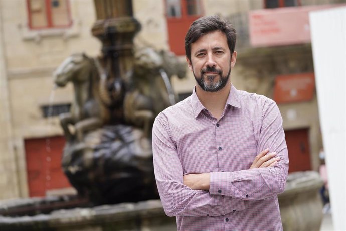 El candidato a la Presidencia de la Xunta por la coalición Galicia en Común-Anova Mareas, Antón Gómez-Reino, posa en el entorno de la plaza de Platería, durante una entrevista para Europa Press