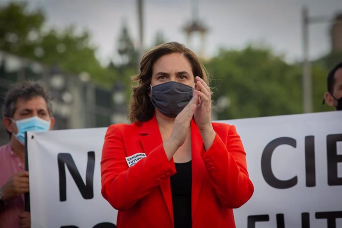 La alcaldesa de Barcelona, Ada Colau, durante una nueva manifestación de trabajadores de Nissan en Plaza España, el 11 de junio de 2020.