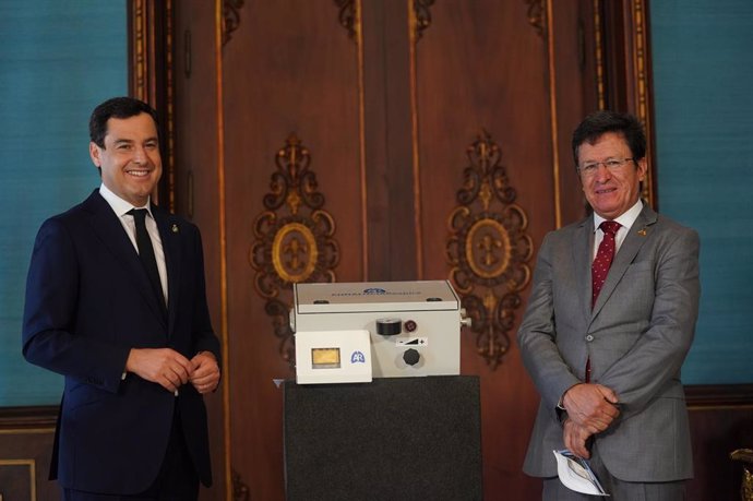 Juanma Moreno, en la firma, el 1 de junio, con el embajador de la República de Ecuador en España, Cristóbal Fernando Roldán, de un Protocolo de colaboración que prevé la cesión de respiradores andaluces para combatir el Covid-19.
