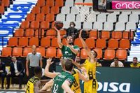 Unicaja entra enchufado y somete a Iberostar Tenerife