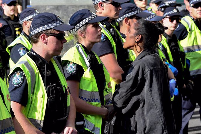 Policías australianos durante una manifestación antirracista. 