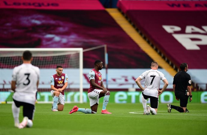 Jugadores de Aston Villa y Sheffield United, contra el racismo en el comienzo de la Premier League
