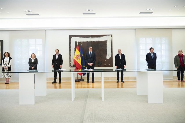 (I-D) La ministra de Hacienda y portavoz del Gobierno, María Jesús Montero; la vicepresidenta y ministra de Asuntos Económicos y Transformación Digital, Nadia Calviño; el vicepresidente y ministro de Derechos Sociales y Agenda 2030, Pablo Iglesias; el pre