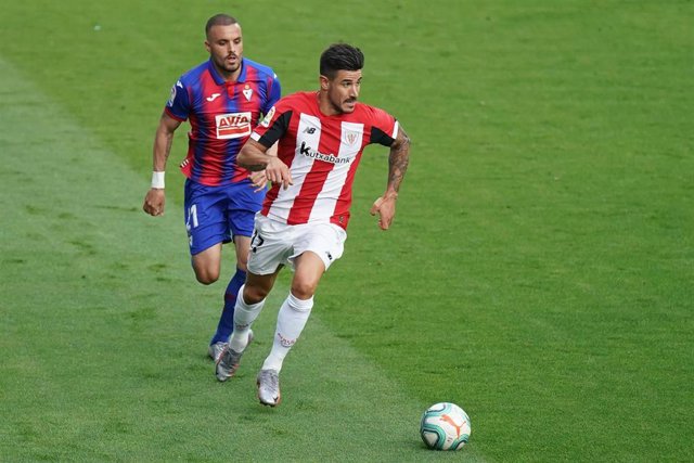Yuri Berchiche y Pedro León en el Eibar-Athletic