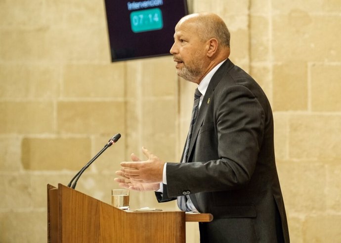 El consejero de Educación y Deporte, Javier Imbroda, en el Pleno del Parlamento andaluz. Imagen de archivo.