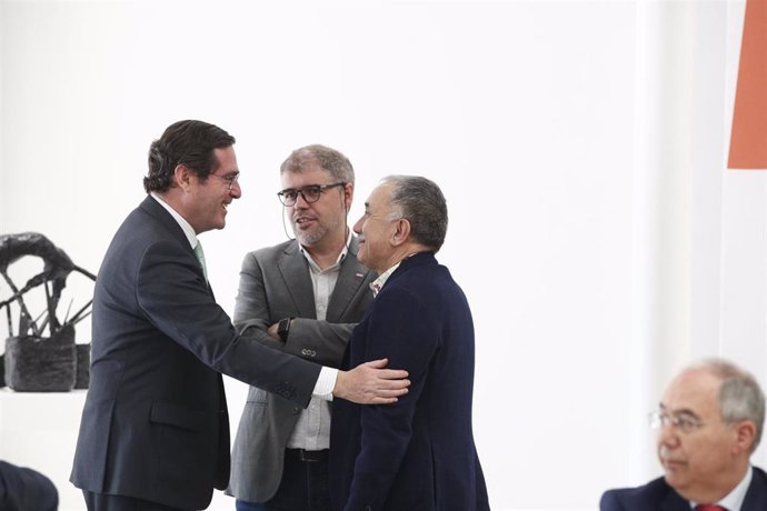 El presidente de la patronal CEOE, Antonio Garamendi, saluda a los secretarios generales de UGT y CCOO, Pepe Álvarez y Unai Sordo, en una imagen de archivo