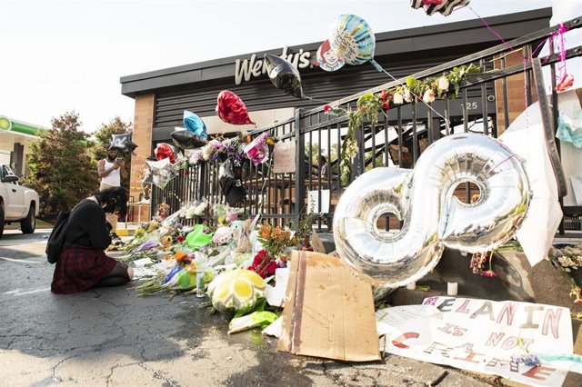 Una mujer acude a una vigilia por la muerte de Rayshard Brooks en Atlanta. 