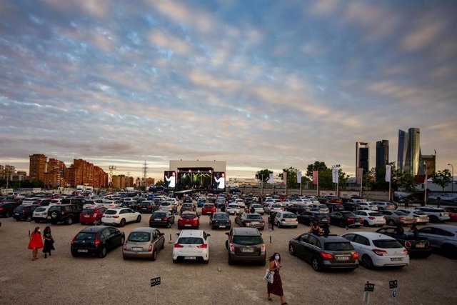 Asistentes a la celebración del BMW Drive-In Fest, el primer concierto en formato autocine en España, en el autocine RACE de Madrid (España) a 17 de junio de 2020.