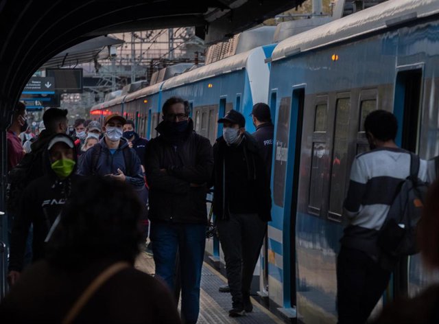 Pasajeros del metro de Buenos Aires, Argentina.