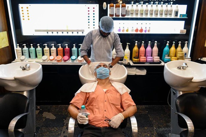 Peluquería de Calcuta en medio de la relajación de las medidas de confinamiento decretadas por la COVID-19.