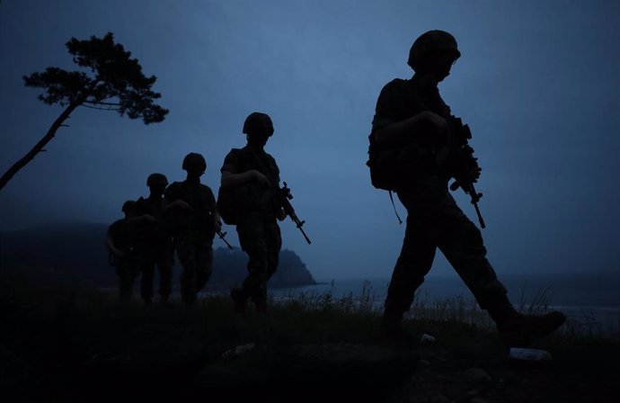 Militares de Corea del Sur patrullan la isla de Yeonpyeong