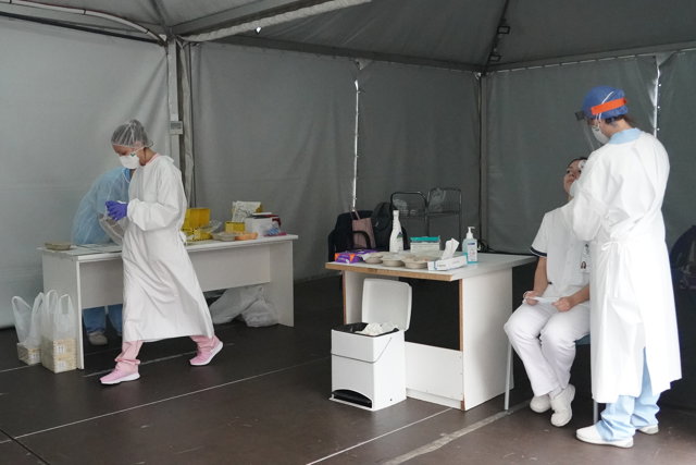 Trabajadores sanitarios realizan test de Covid-19 en la zona habilitada en el Hospital de Basurto en Bilbao. En Bilbao, Euskadi, a 9 de junio de 2020.
