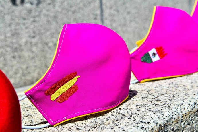 El sastre aragonés Daniel Roqueta diseña las primeras mascarillas inspiradas en la moda taurina.