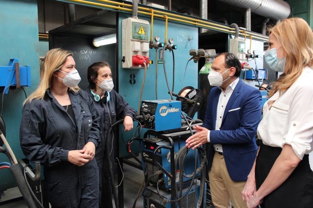 La directora general del SEF, Marisa López Aragón, durante su visita a un curso de soldadura, encuadrado dentro de la familia profesional de fabricación mecánica.