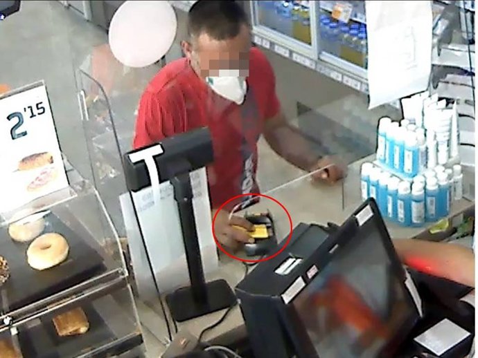 El hombre en el momento de pagar en un comercio, supuestamente usando una tarjeta sustraída.