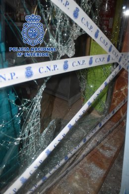 Nota Prensa: "La Policía Nacional Detiene A Un Ladrón, Que Fracturó Con Una Tapa De Alcantarillado El Escaparate De Un Comercio"