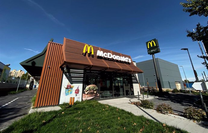 Foto del restaurante de comida rápida McDonalds en la que puede verse el logotipo de la cadena tanto en el edificio como en un cartel publicitario, en Madrid a jueves 24 de octubre de 2019.